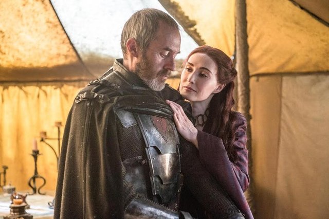 Yoksa "gidip bir Jon Snow'u göreyim, nasıl olsa geri gelir Stanis'i tekrar diriltirim" mi dedi? Ya da tüm bunların dışında Stannis aslında Melissandre'nin asıl hedefi Jon Snow'a ulaşmak için paravan olarak kullandığı bir enayi miydi?