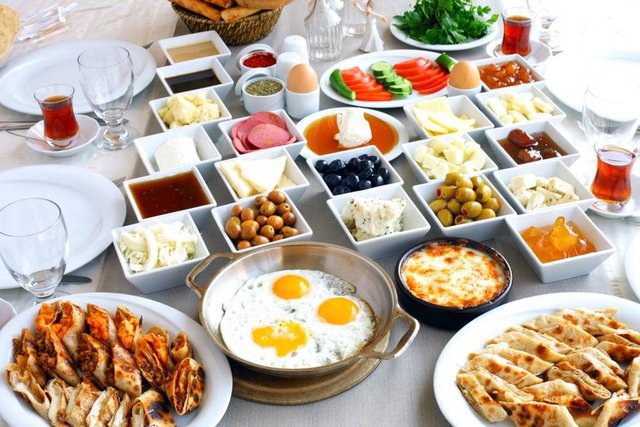 Ertesi gün iftar saatine kadar herhangi bir şey tüketemeyeceğiniz için ağız kuruluğunun çok daha fazla oluşmasına neden olur. Bu da ağız kokusu oluşumunu hızlandırabilir.