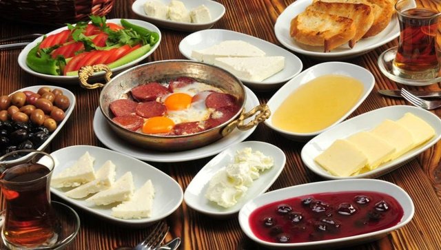 İşlenmiş, yağlı, şekerli, baharatlı besinlerin sindirilmesi güçtür; sindirim kanalında biriken gazlar veya dil sırtında üreyen bakteriler nedeni ile -