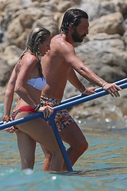 Pirlo, eşiyle ünlülerin uğrak yeri Ibiza'da görüntülendi.
