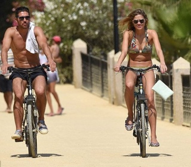 45 yaşındaki Arjantinli teknik adam, model kız arkadaşı Carla Pereira ile tatil yaparken objektiflere yansıyan fit vücuduyla dikkat çekti.