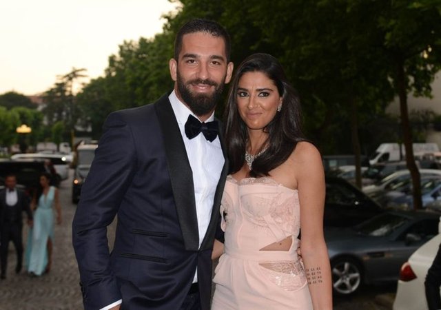 İspanya'nın Atletico Madrid takımında top koşturan Arda Turan "Fazla bir şey söylemeye gerek yok. Çok sevdiğim bir kardeşim. Mutlu olur inşallah. Destek olmaya geldik. Bir ömür boyu mutlu olur inşallah. Her şey yolunda." ifadelerini kullandı.