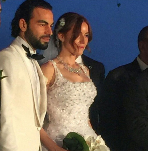 Galatasaraylı Salçuk İnan'ı mutlu günüde ezeli rakibi Fenerbahçeli Emre Belözoğlu ve Caner Erkin de yalnız bırakmadı. Düğüne sanatçı Demet Akbağ'ın yanı sıra şarkıcı Ziynet Sali de katıldı.