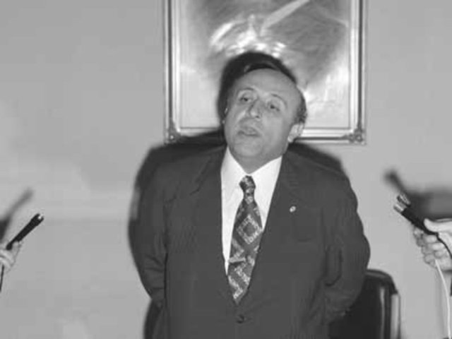 28 Kasım 1964 tarihinde bu partiye genel başkan seçilmesinin ardından, kurulmasını sağladığı ve Şubat-Ekim 1965 tarihleri arasında görev yapan koalisyon hükûmetinde Başbakan Yardımcısı olarak görev aldı.