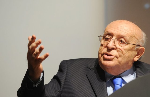 Türkiye Cumhuriyeti'nin 9. cumhurbaşkanı olup, 1965-1993 yılları arasında da 7 farklı hükümette yaklaşık 12 yıllık bir süreyle başbakanlık yaptı.