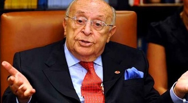 (Bülent Ecevit'e ithafen) Dört kaz teslim etsen, akşama üçünü kaybedip gelir.