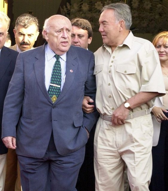 - Süleyman Demirel, 6 Ekim 2001'de Kazakistan Cumhurbaşkanı Nursultan Nazarbayev ile birlikte görülüyor.