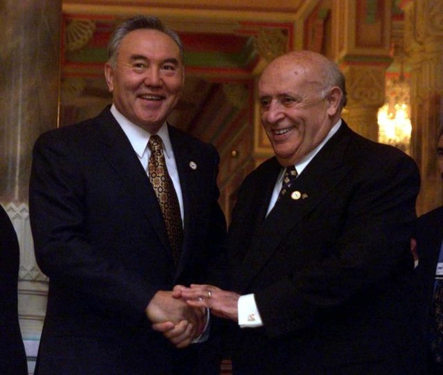 -  - Fotoğrafta Demirel, 18 Kasım 1999'da Kazakistan Cumhurbaşkanı Nursultan Nazarbayev ile görülüyor.  -