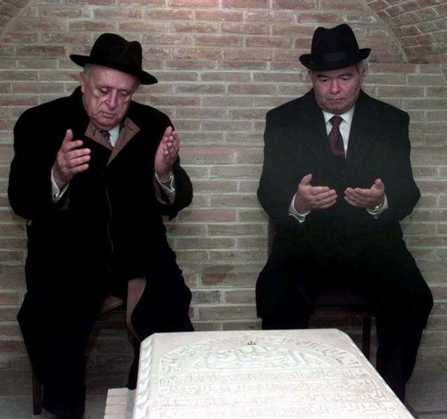 -  - Fotoğrafta 9. Cumhurbaşkanı Demirel, 16 Mart 1999'da Özbekistan Cumhurbaşkanı İslam Kerimov Semarkant ile birlikte Semarkant'ta bulunan İmam Al Buhari Türbesi'ni ziyaret ederken görülüyor.