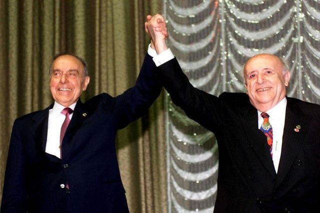 Azerbaycan Devlet Başkanı Haydar Aliyev (solda), 9. Cumhurbaşkanı Süleyman Demirel'i (sağda), 9 Nisan 2000'de Azerbaycan'ın fahri vatandaşı ilan etmişti.