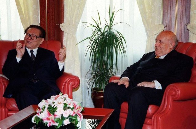 -  - Süleyman Demirel, 19 Nisan 2000'de Çin Devlet Başkanı Jiang Zemin ile görülüyor.