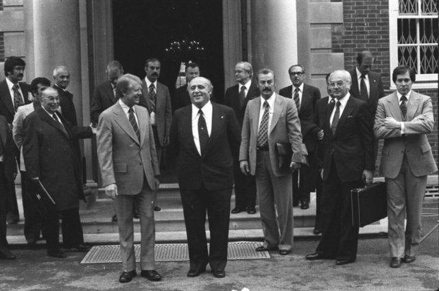 -  - Fotoğrafta 9 Mayıs 1977'de Başbakan Demirel, Londra'da ABD Başkanı Jim Carter ile birlikte görülüyor.