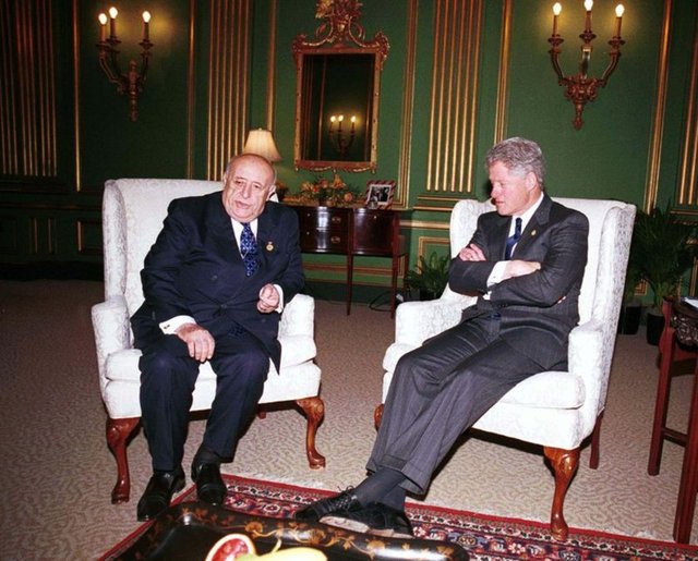-  - Süleyman Demirel, 24 Nisan 1999'da ABD Başkanı Bill Clinton ile görüşmüştü.