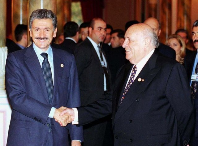 -  -  - Demirel, 18 Kasım 1999'da İtalya Başbakanı Massimo D'alema ile görülüyor.