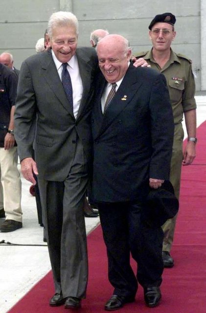 -  - 9. Cumhurbaşkanı Süleyman Demirel, 14 Temmuz 1999'da İsrail'e gidişinde Cumhurbaşkanı Ezer Weizman tarafından karşılanmıştı.