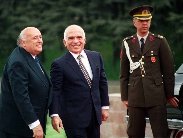 -  - Fotoğrafta 16 Mayıs 1996'da Cumhurbaşkanı Demirel (solda), Ürdün Kralı Hüseyin (sol 2) ile görüşmüştü.