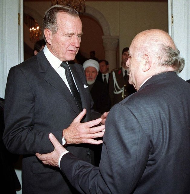 -  - Fotoğrafta Demirel, 8 Şubat 1999'da ABD Eski Başkanı George Bush ile görülüyor.