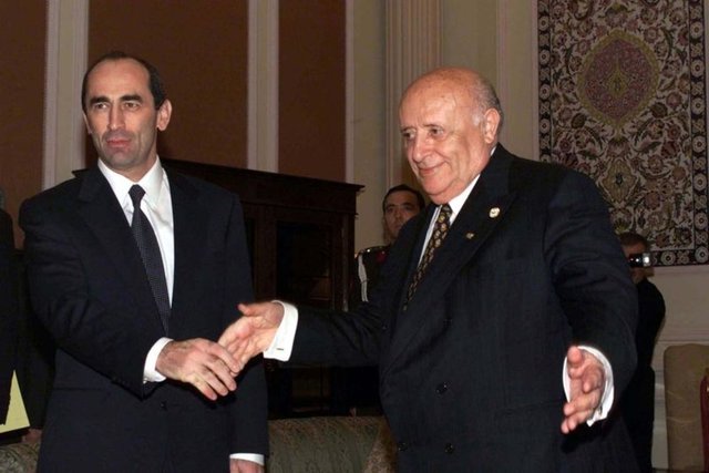 - Süleyman Demirel, 17 Kasım 1999'da Ermenistan Devlet Başkanı Robert Koçeryan ile birlikte görülüyor.
