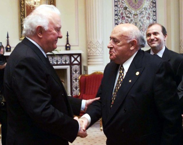 - Fotoğrafta 9. Cumhurbaşkanı Demirel, 17 Kasım 1999'da Gürcistan Cumhurbaşkanı Eduard Shevardnadze (solda) ile görülüyor.