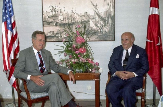 - Süleyman Demirel, 21 Temmuz 1991'de ABD Başkanı George Bush ile görüşmüştü.