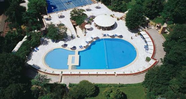 Hilton İstanbul'un havuzuna gittiğinizde, masaj hizmetinden indirimli olarak yararlanabiliyorsunuz. Havuz 08.00 – 19.00 saatleri arasında açık. Hafta içi giriş ücretleri kişi başı 85 TL., çift kişi 160 TL. Hafta sonu ise kişi başı 150 TL. çift kişi 270 Tl