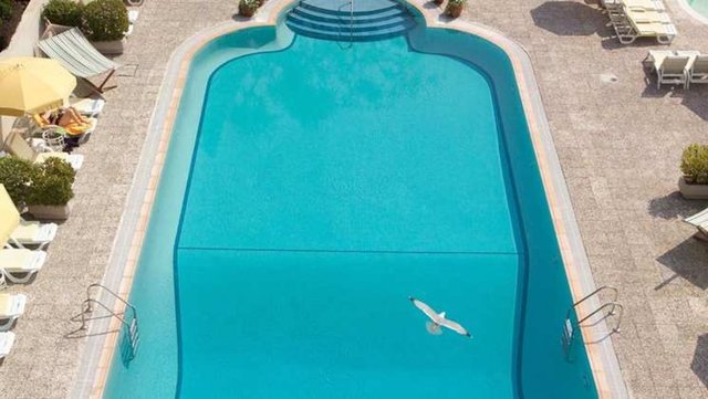 Hafta içi tek kişi giriş ücreti 90 TL., çift kişi: 135 TL., hafta sonu tek kişi 135 TL., çift kişi 230 TL. olan ve genellikle yabancı turistler tarafından tercih edilen Conrad Otel'in havuzu oldukça büyük ve nezih.