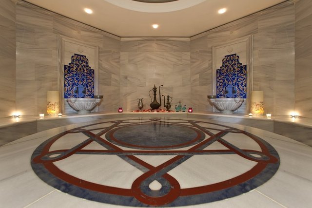 The Ritz-Carlton Spa, boğaz manzaralı havuzu, güneşlenme terası ve özel barı ile 09.00 ile 20.00 saatleri arasında hizmet veriyor.