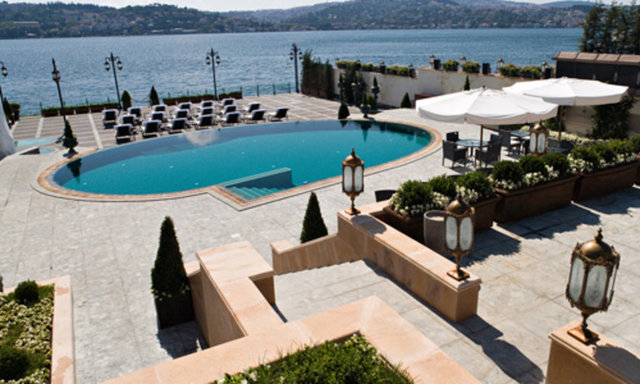 Boğazda havuz keyfi yapabileceğiniz bir diğer özel nokta olan Les Ottomans Otel, oldukça popüler bir lokasyon.