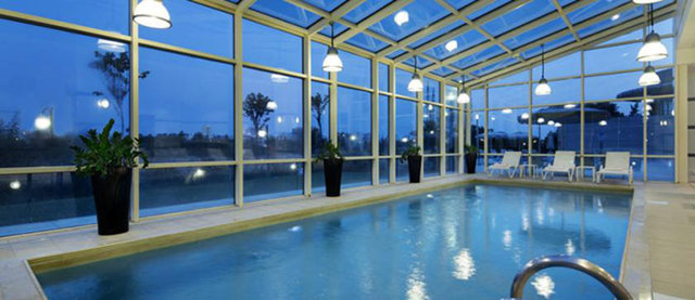 Adana Türkiye'nin en sıcak şehirlerinden biri. Bu sıcak günlerde, havuz serinliği yaşamak isteyenler Adana Hilton Otel'in havuzunu kullanabilirler.