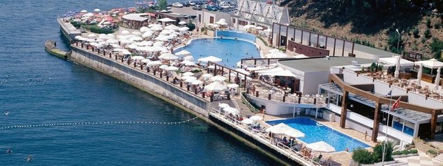 Ailenizle harika bir hafta sonu için, Moda Deniz Kulübü'nü tercih edebilirsiniz. Kulübe sezonluk üye ücreti 675 TL. Üye olanlar için günlük giriş ücreti 35 TL, olamayanlar için hafta içi 150 TL. hafta sonu ise 175 TL. Bu arada 0-6 yaş için ücret alınmıyor