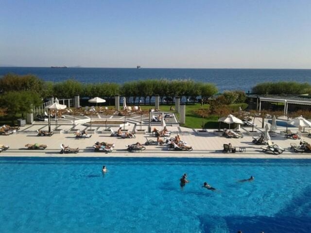 Hafta içi bayanlara, havuz kullanımı için %25 indirim imkanı sunan Polat Renaissance Otel, haftanın her günü 06.00 – 23.00 saatleri arasında hizmet veriyor. Giriş ücreti hafta içi 85 TL., hafta sonu 100 TL.