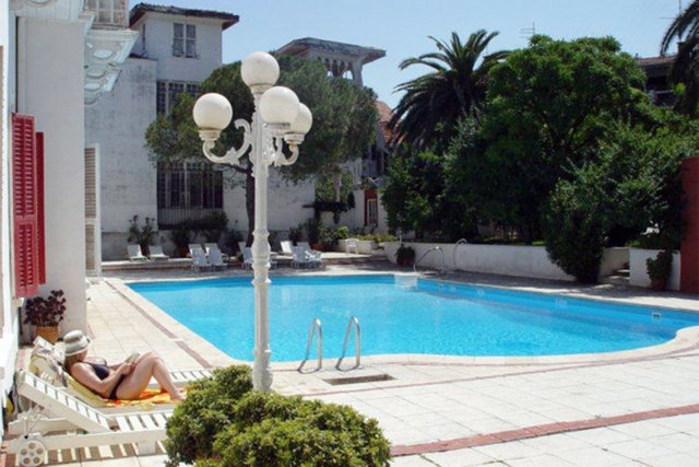 Eğer, Büyükada'da bir hafta sonu kaçamağı yapmak isterseniz, tarihi dokusuyla etkileyen Splendid Otel'in havuzu alternatif olabilir. Yeşilliklerle çevrili, huzurlu bir serinlik yaşamak için, hafta içi 50 TL., hafta sonu ise 75 TL. giriş ücreti ödüyorsunuz