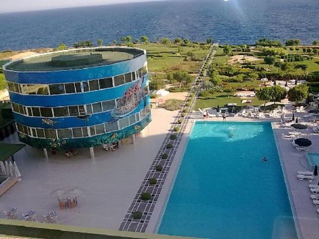Antalya'nın en prestijli otellerinden biri olan The Marmara Antalya'nın, olimpik ölçülere yakın boyutlardaki açık havuzu ve jakuzisiyle, Antalya'nın sıcak günlerinde serinlemeniz için hizmet veriyor.