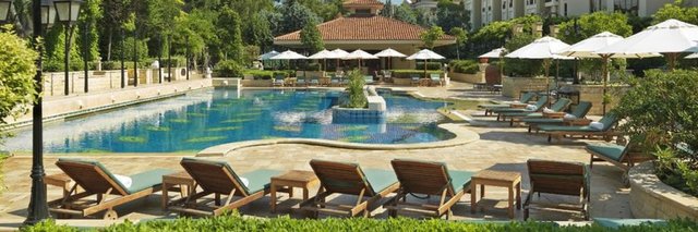 Şehrin orta yerinde saklı bir cennet Grand Hyatt İstanbul Otel'in havuzu. 08.00 – 19.00 saatleri arasında hizmet veren havuza hafta içi giriş 140 TL., hafta sonu ise 180 TL. 0-6 yaş ücretsiz, 6-12 yaş ise %50 indirimli.