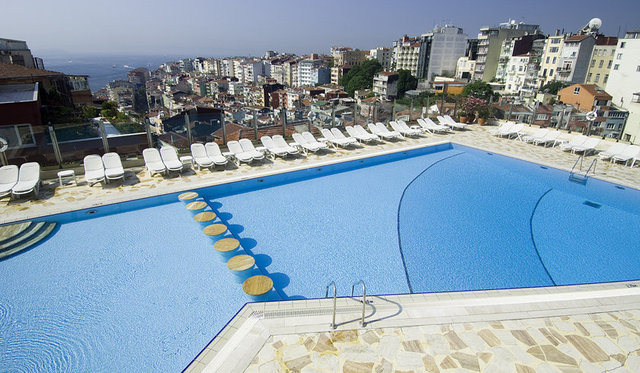 The Marmara Taksim'in havuzu, büyüleyici manzaraya karşı güneşin keyfini çıkarmak için birebir. Hafta içi giriş ücreti 90 TL., hafta sonu ise 130 TL. Havuz keyfini bir arkadaşıyla paylaşanlar ikinci kişilere uygulanan yüzde 50 indirimden faydalanabiliyor.