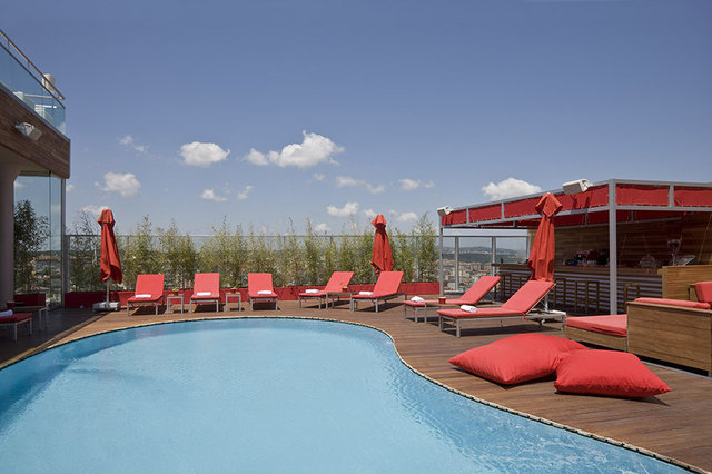 İstinyepark  Hillside City Club, konforlu ortamı ve çekici ambiyansı ile küçük bir tatil keyfine çağırıyor. Hafta içi 50 TL., hafta sonu 85 TL giriş ücreti  ödüyorsunuz. Yalnız, yoğun olduğunda, sınırlı giriş kabul ediliyor. Gitmeden aramanızda fayda var.