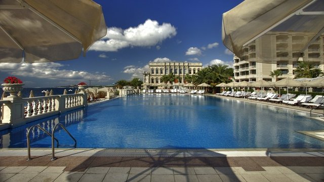 Boğaza karşı yüzme lüksü sunan Çırağan Kempinski Otel havuzu, girdiğiniz gün tüm hizmetlerden yararlanma fırsatı da sunuyor. 07.00 – 22.00 saatleri arasında açık olan havuza, hafta içi 100 Euro, Cuma ve hafta sonu için 160 Euro giriş ücreti alınıyor.