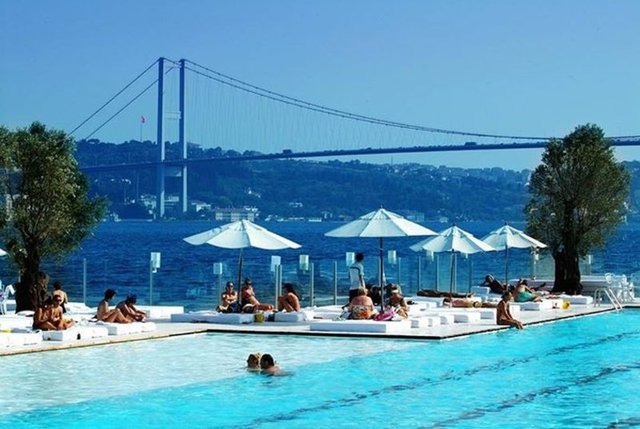 Denizin tam ortası, DJ performansları, eğlence, güneş. Burası Suada. 09.00 – 19.00 arası açık olan havuza hafta içi 90 TL., hafta sonu ise 110 TL. ödeyerek girebilirsiniz. Bu ücrete 1 adet havlu ve şezlong da dahil.