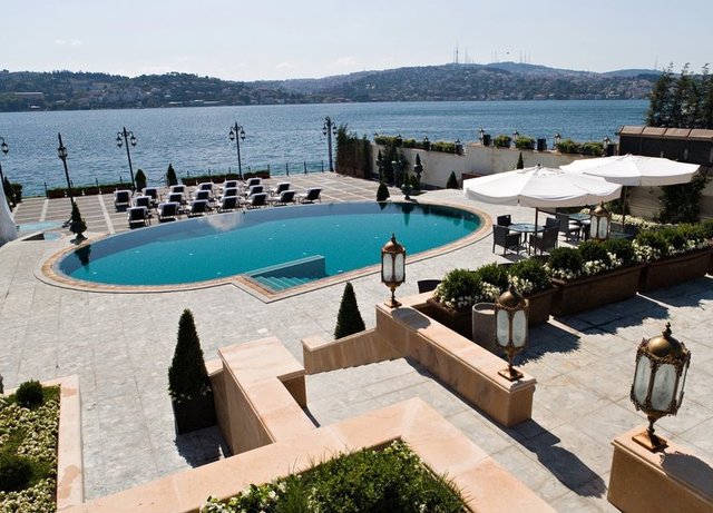 09.00-18.00 arasında hizmet veren havuza giriş 140 TL., spa ile birlikte kapalı havuza giriş 160 TL. Havuza 0-14 yaş arası otel müşterileri dışında çocuk alınmıyor.