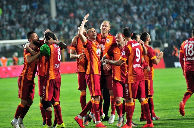 "Bu takım seneye şampiyonlar liginde transfer için para yok, basketbol takımının transfer yasağı var ama sabriye zam"