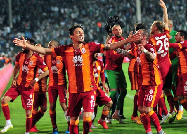 "üçlü işini de artık sneijder yapmaya başlamışken neden veriyoruz bu kadar parayı sabri'ye."