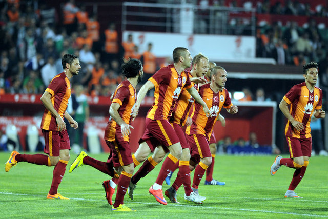 "Geldin oyunu düzelttin şampiyon oldun eyvallah bağrımıza bastık ama burası Akhisar değil sende kendini bilicen hoca"