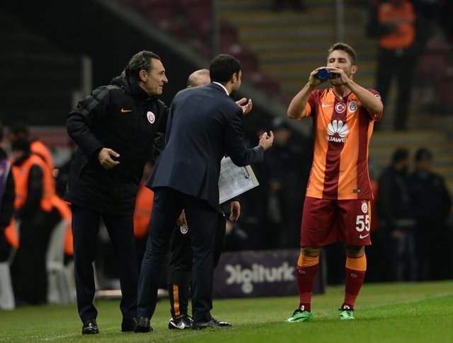 "GALATASARAY paragöz futbolcuların, yöneticilerin değil,son kalan parasını CİMBOM'a harcıyan taraftarındır!"
