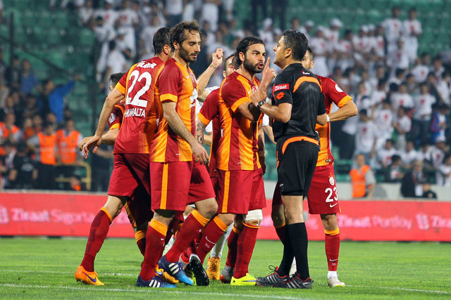 "Bu yönetim adeta Galatasaray'a ihanet içindedir. Yabancı sınırı kalkmışken verilen bu astronomik paralar açıklanamaz"