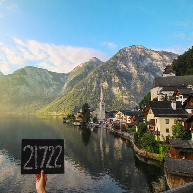 İlk günden itibaren "How Far From Home" adını verdikleri bir blogla, dünyaya inanılmaz manzaralardan fotoğraflar paylaşıyorlardı. Yolcuklarından attıkları snap'lerle herkesi kendilerine hayran bırakıyorlardı.