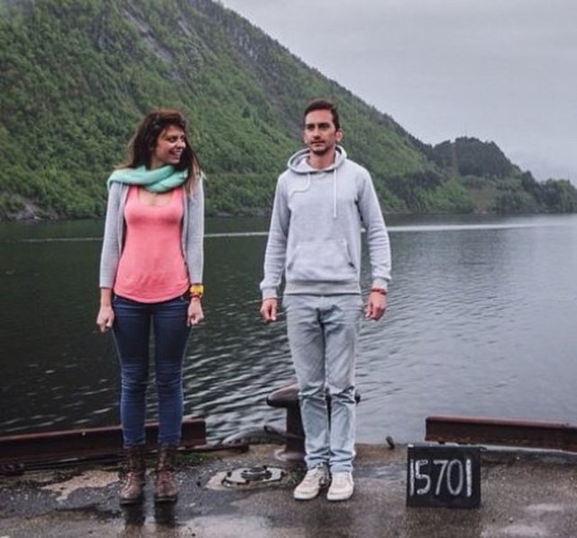 Ancak kahramanlarımız, takipçilerinin bir gerçeği bilmesi gerektiğine karar vermiş: Yunanistan'da bir plajda yoga yapmadıkları ya da inanılmaz bir manzaraya karşı keyiflenmedikleri...