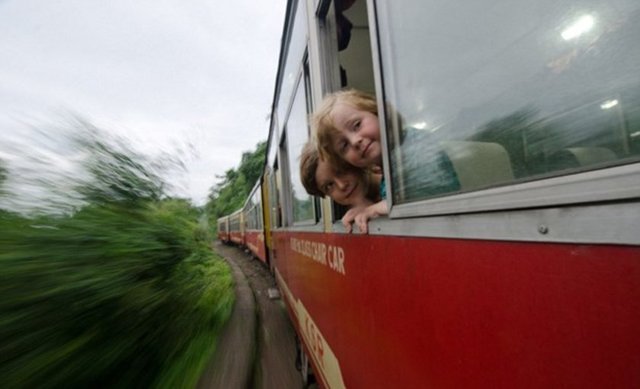 Gemi seyahatinin ardından Kanada'dan Asya kıtasına geçen aile buradan tren, otobüs, araba, at arabası ve bisiklet gibi vesaitler ile yolculuklarını sürdüren ailenin yolculuğu adeta bir zaman yolculuğunu andırıyor.