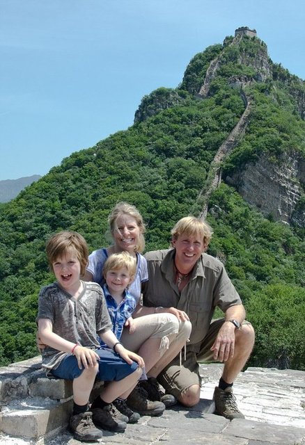 3 ve 7 yaşındaki oğulları ile birlikte dünya turuna çıkan Bruce Kirkby ve Christine Pitkanen, modern teknolojiden uzak durarak  21 bin km yol kat etti.