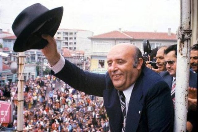 Tam 6 kez Başbakan olan Demirel, 41 yaşında başbakanlık koltuğuna oturan en genç başbakan, 40 yaşında parti genel başkanı olan en genç politikacı ve 30 yaşında bir kamu kurumuna atanan en genç genel müdür olmuştu.