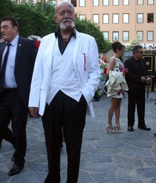 Türk seyircisi, Sümer Tilmaç'ı "Süper Baba" dizisindeki "Nihat" rolüyle tanıdı. 2002 yılında "Son" filmindeki rolüyle "En İyi Yardımcı Erkek Oyuncu" dalında Sadri Alışık ödülü kazanan Sümer Tilmaç, son olarak "Çakallarla Dans" filminde oynadı.